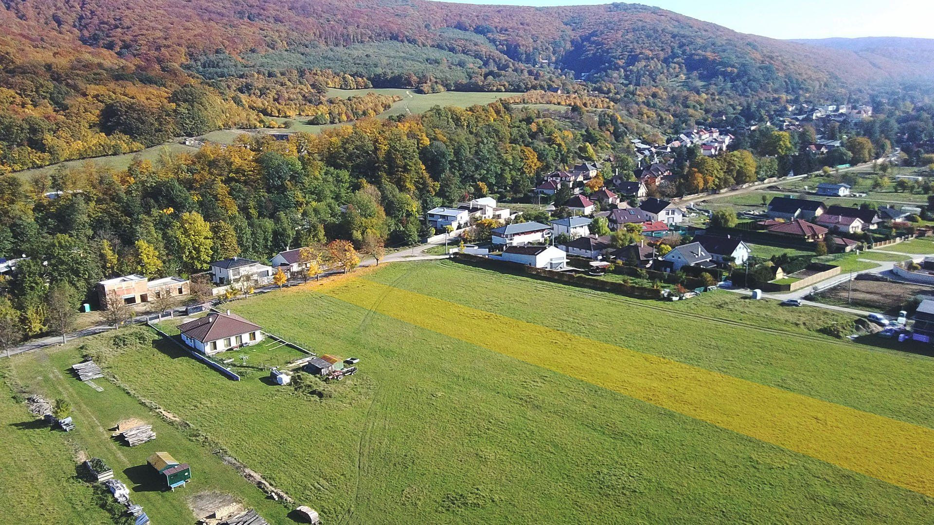 PREDANÉ - Predaj stavebného pozemku 3888 m2 v tichej a pokojnej časti Borinky.