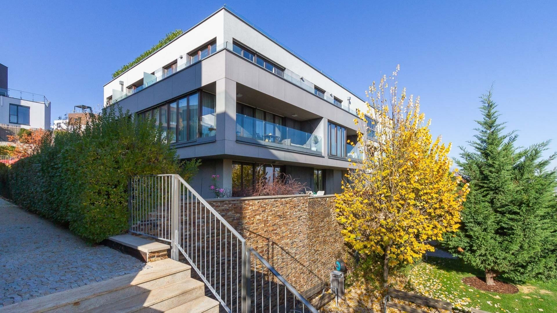 PREDANÉ + PRENAJATÉ -Slnečný, kompletne zariadený 4 izbový byt s terasou, loggiou, 2 x parking v garáži: rezidencia PARKVILLE, KOLIBA-BA III.