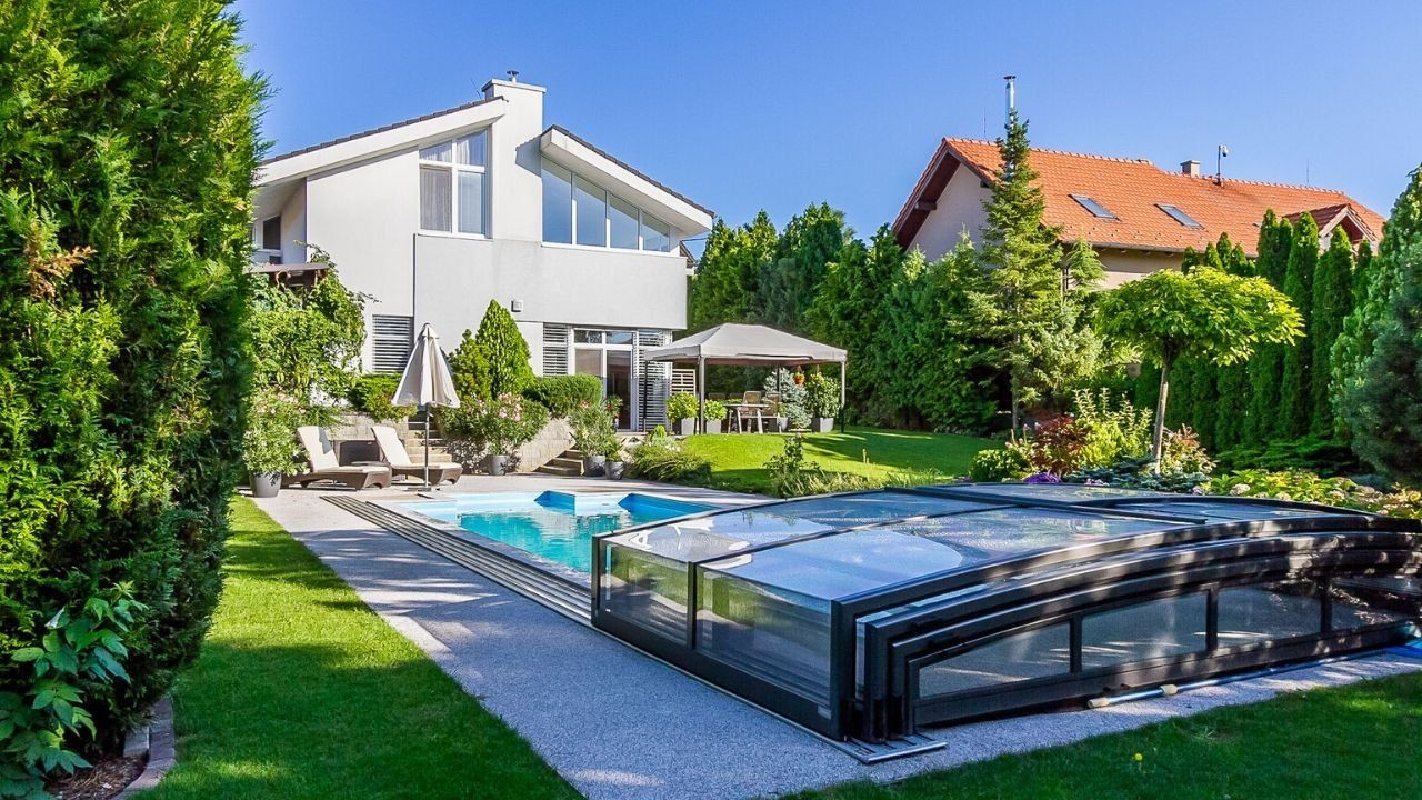 PREDANÉ - 6 izb.rod.dom v pokojnej štvrti STUPAVY v blízkosti lesa a parku.Excelentná záhrada 1469 m2 s bazénom.