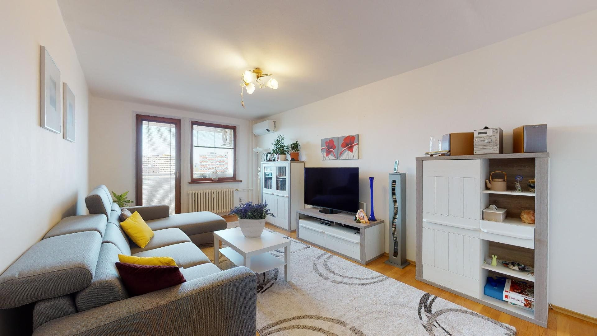 PREDANÉ - Priestranný 3 izbový byt 87 m2 s dvoma zasklenými loggiami, klimatizovaný - NÁMESTIE HRANIČIAROV.