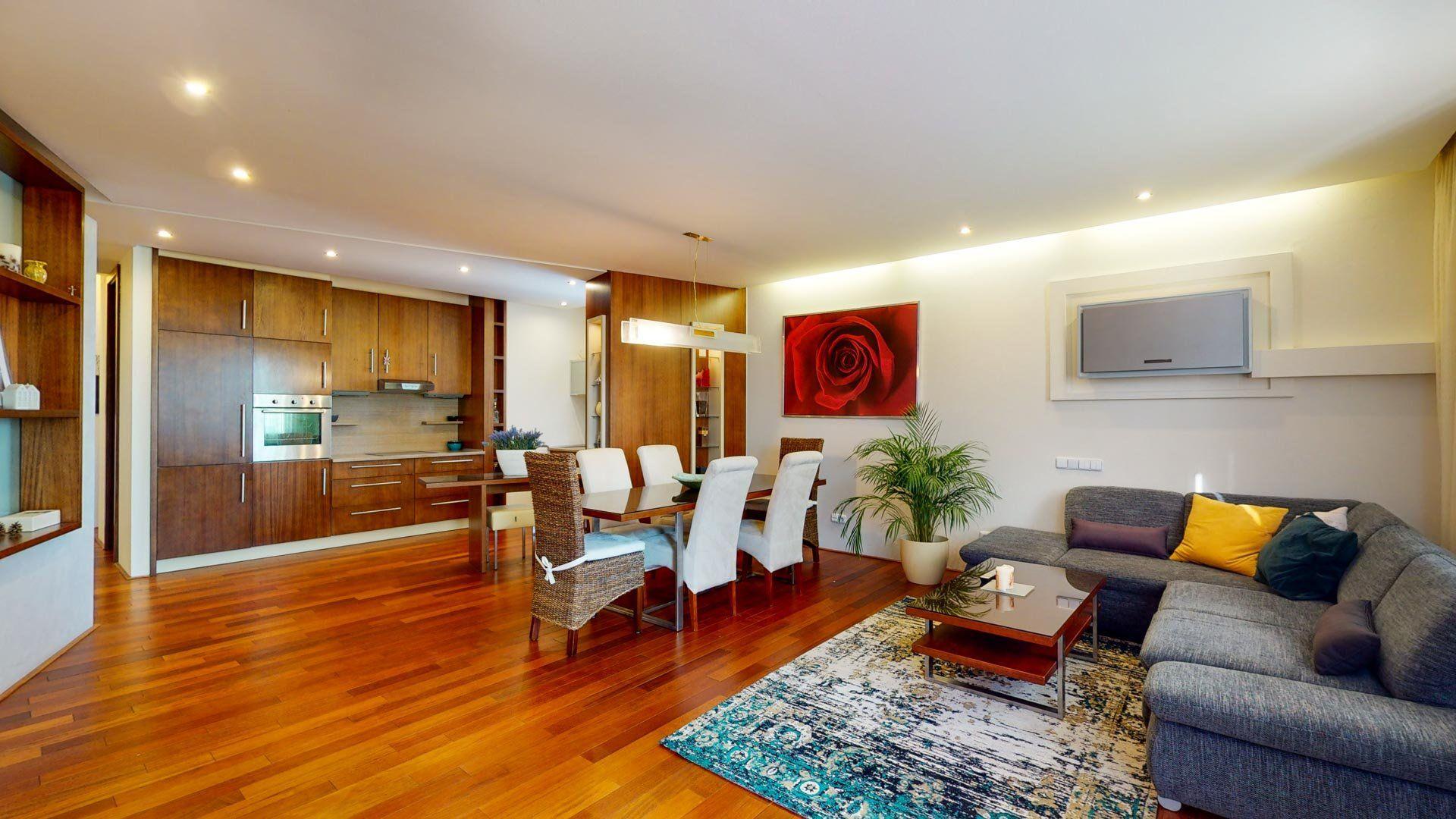 PREDANÉ - Zariadený 3 izb.byt 124 m2: tehla,veľká loggia,šatník,práčovňa,klimatizácia,parking v TOP lokalite!