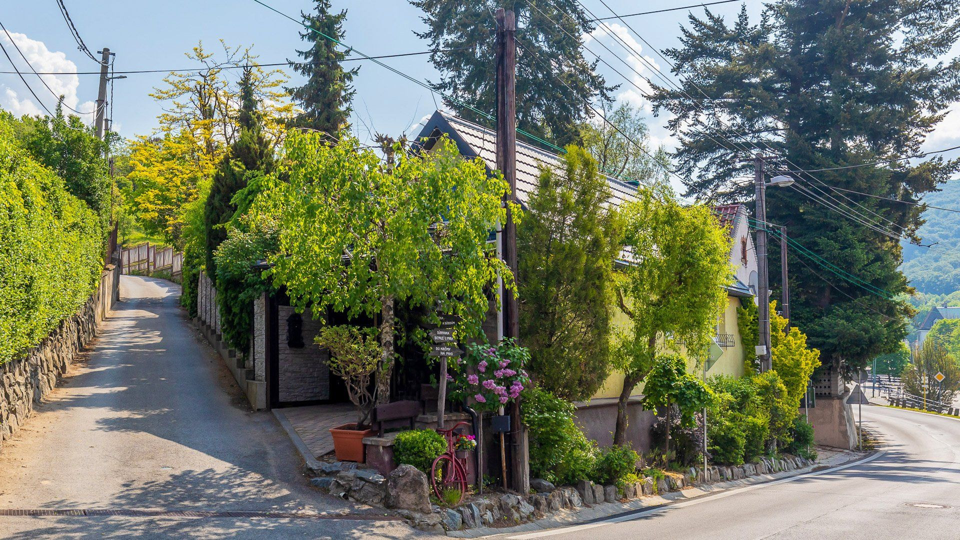 Prenajaté: rod.dom v tesnej BLÍZKOSTI LESA,NÁMESTIA a PÚTNICKÉHO AREÁLU