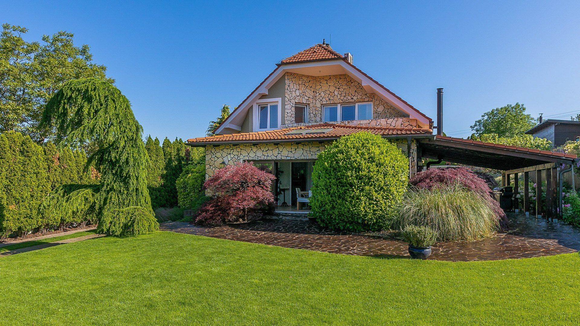 PREDANÉ -5 izb.rodinný dom s POZEMKOM 1330 m2 v tesnej blízkosti lesa s krásnou záhradou,bazénom,záhr.domčekom.