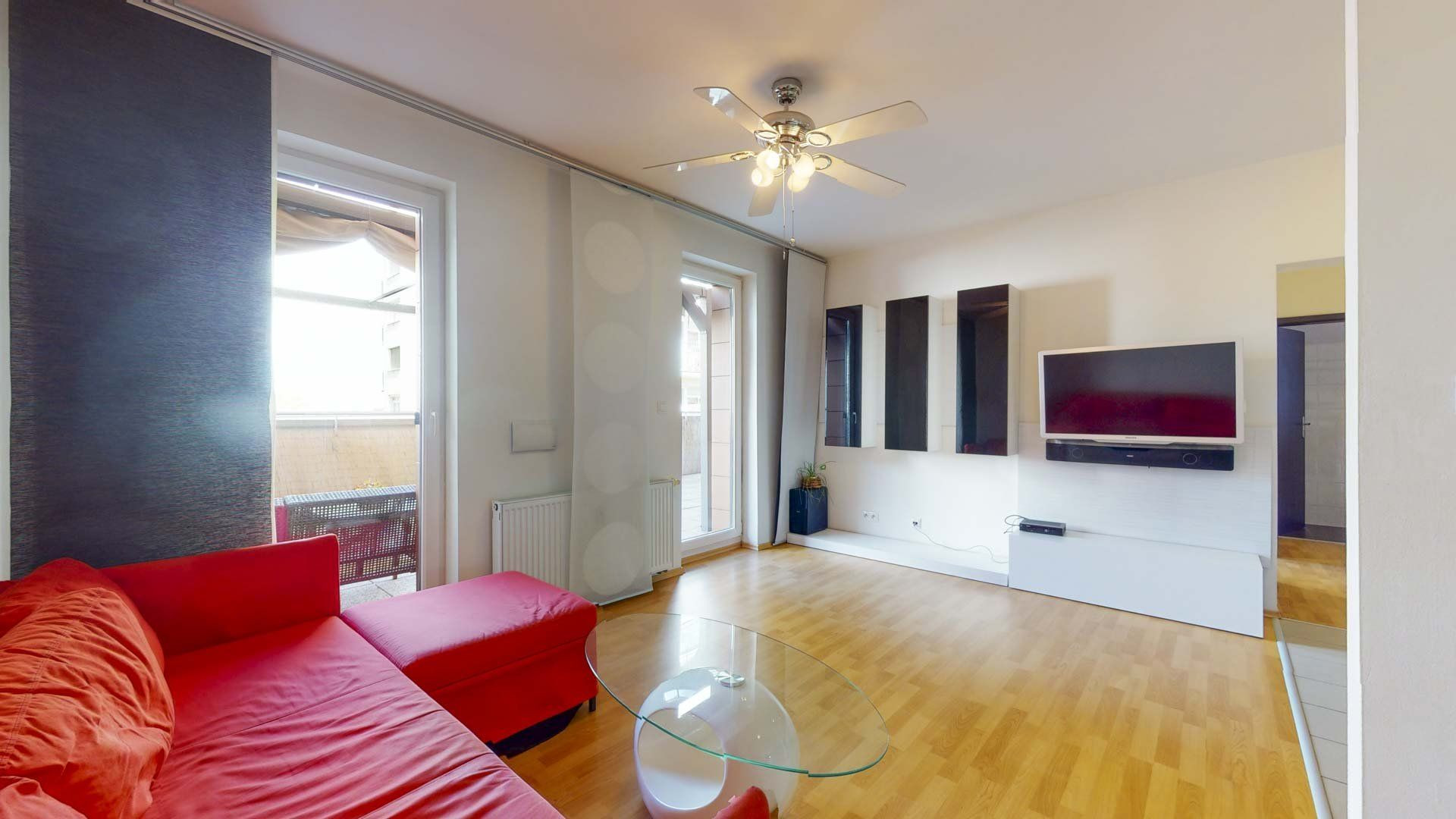 Terasa, pergola, parkovanie v garáži či pivnica, spoznajte ideálny prenájom pre mladý pár.