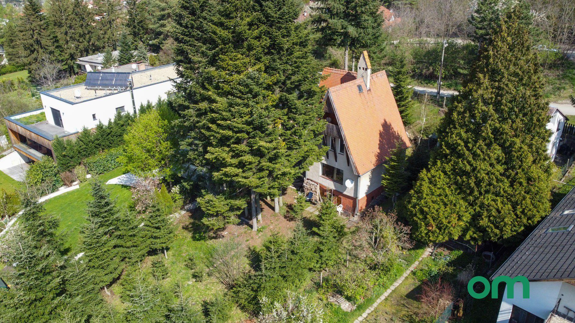 PREDANÉ -rodinný dom priamo pod lesom na pozemku 1638 m2 s potôčikom, tichá lokalita obklopená prírodou.