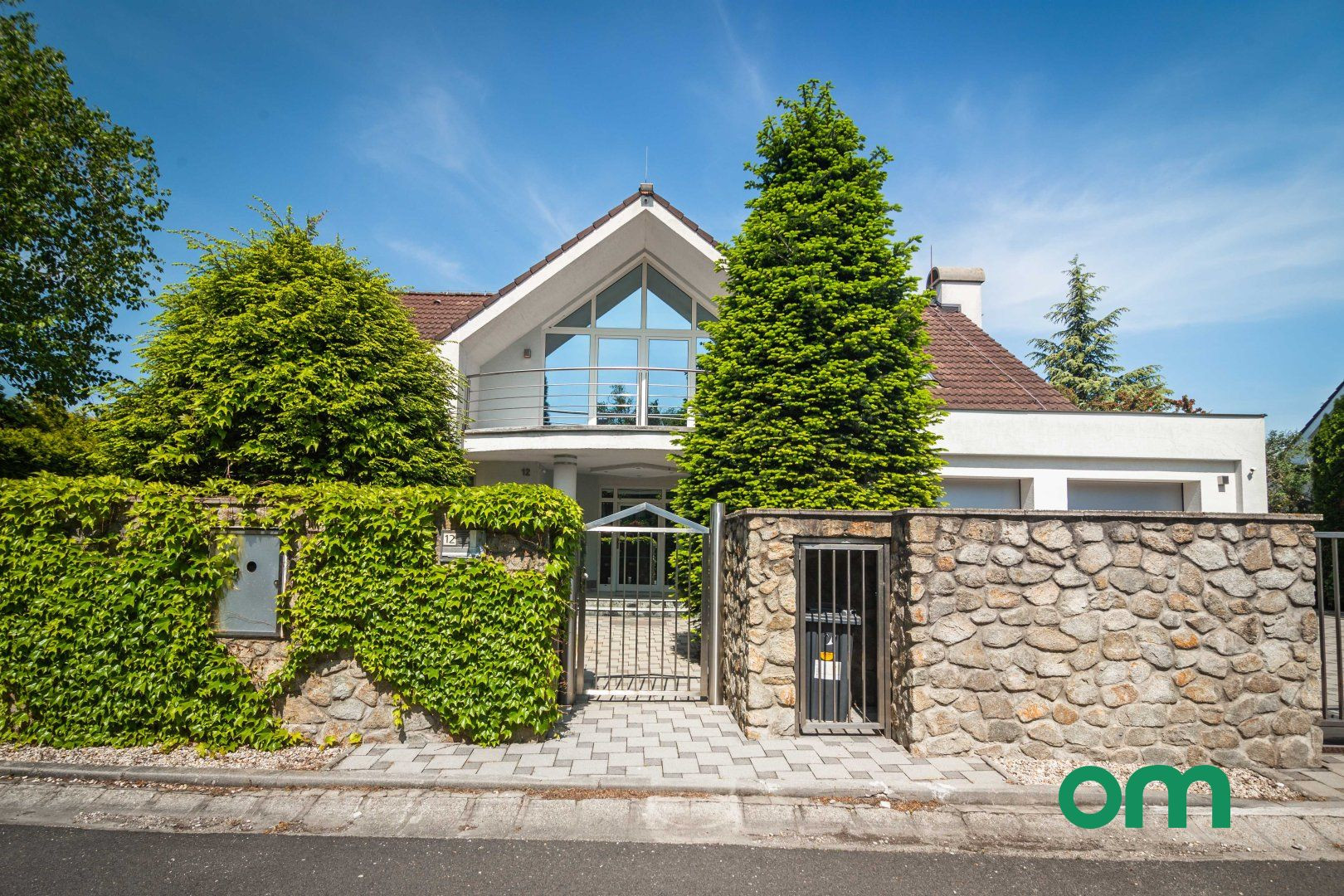 Predané, r.d., pozemok 1540 m2 s bazénom, záhradným jazierkom, altánkom - STRMÝ VŔŠOK.