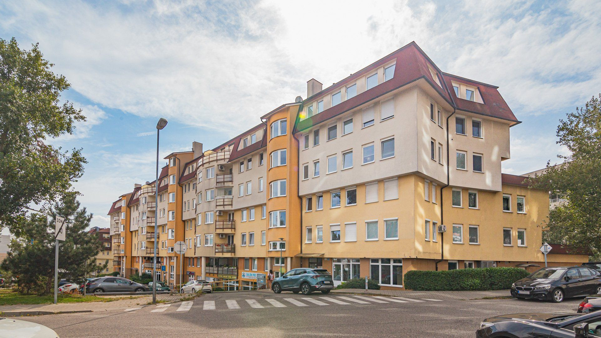 PRENAJATÉ - Komerčný priestor 128 m2, ul.HANY MELÍČKOVEJ s mnohofunkčným využitím.