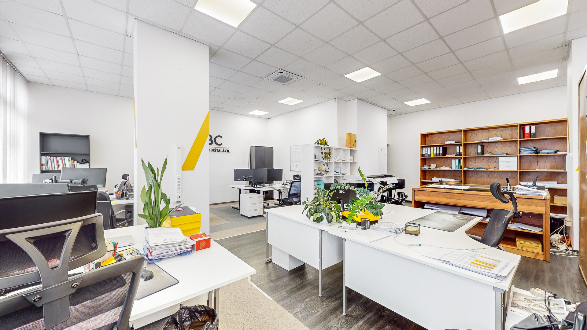 Obchodné priestory so skladmi, nakladaciou rampa, Petržálka