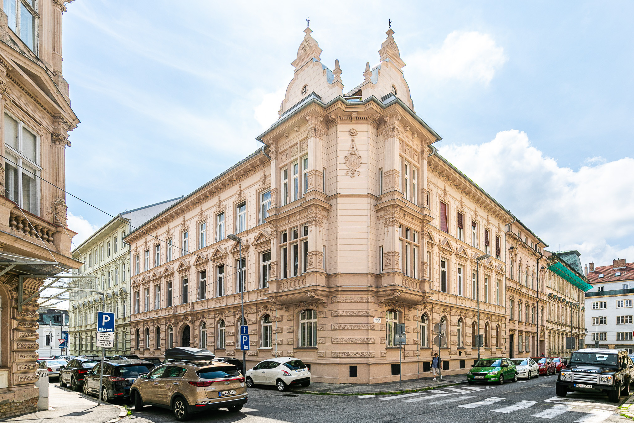 PREDANÉ -2 izb. byt 84 m2 v HISTORICKEJ budove s DVOROM.