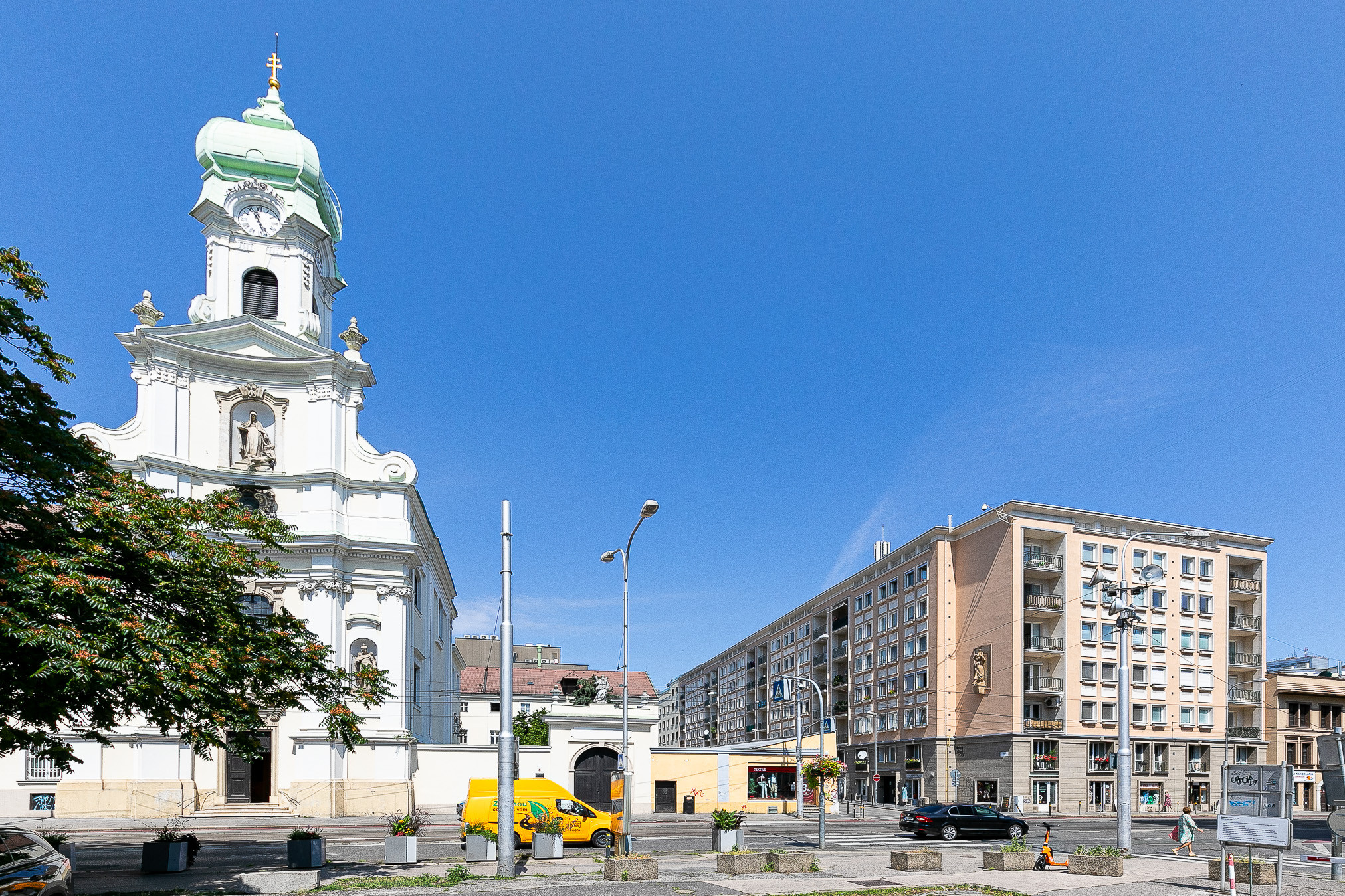 PREDANÉ: Ul.HOLLÉHO-2 izb. byt s klimatizáciou,pivnicou.