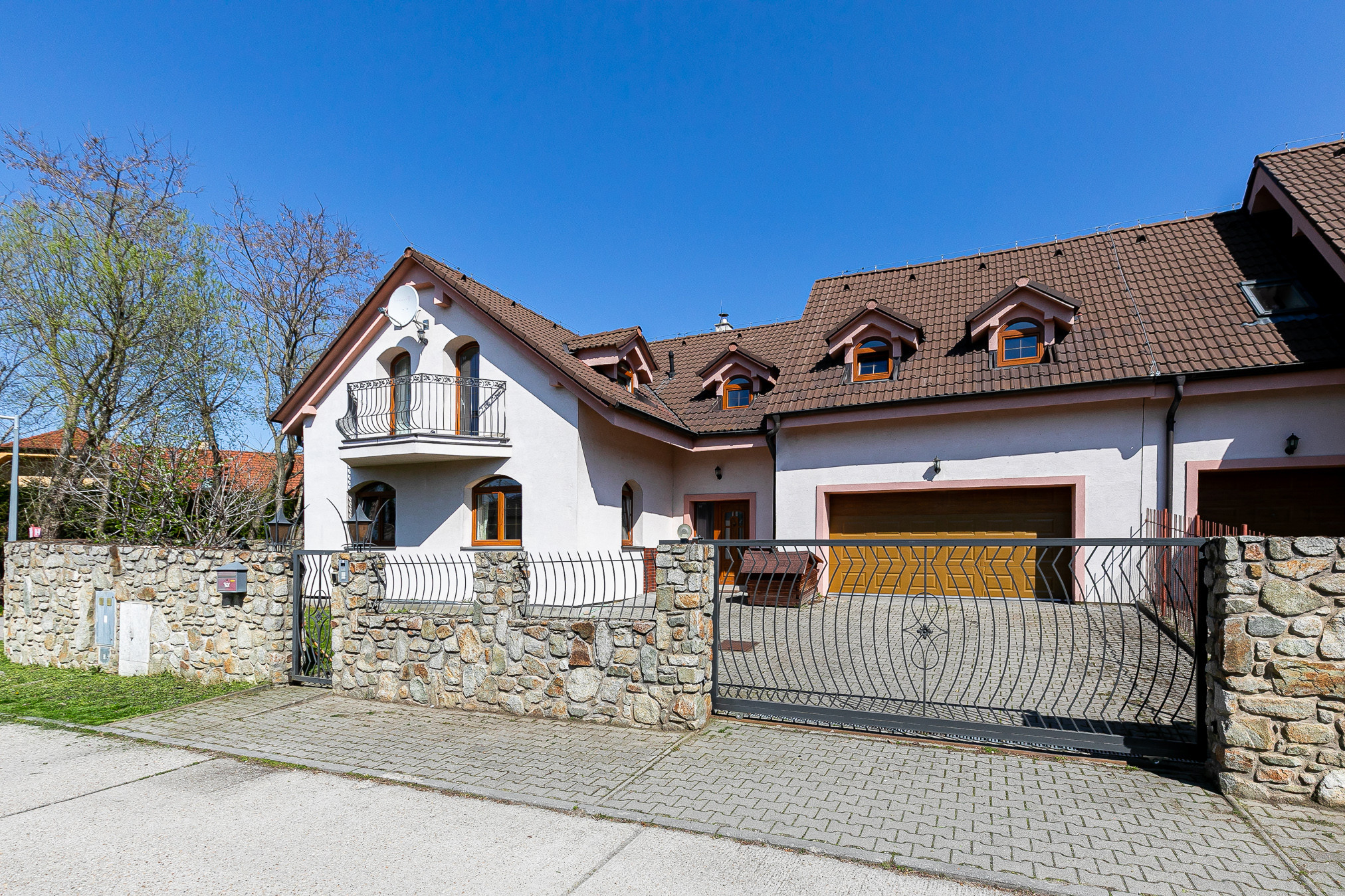 PREDANÉ-rod.dom s krásnym pozemkom v TOP tichej lokalite.