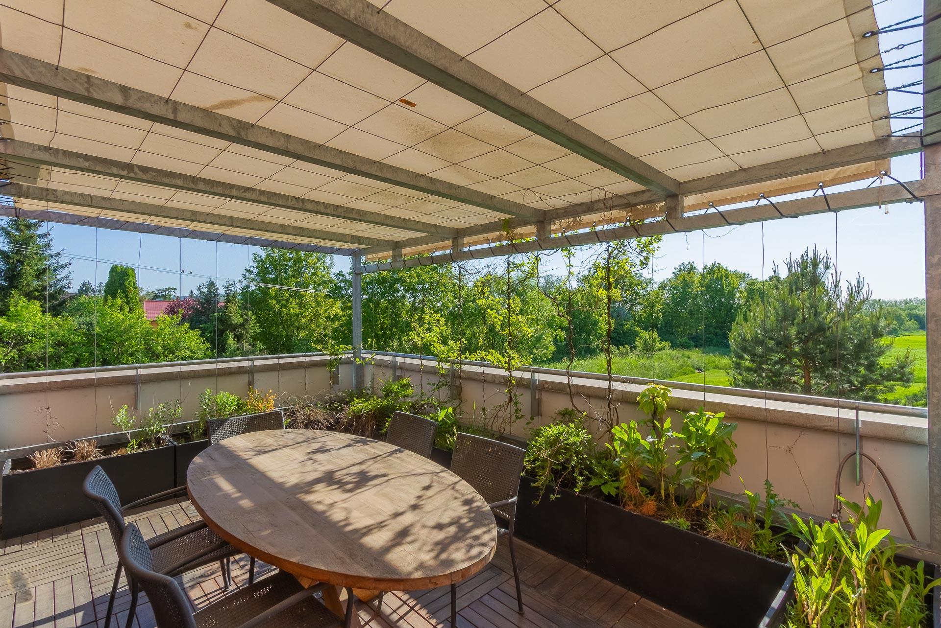 4 izb.byt 98 m2+terasa,2 kúpeľne,2xparking,2 murované pivnice