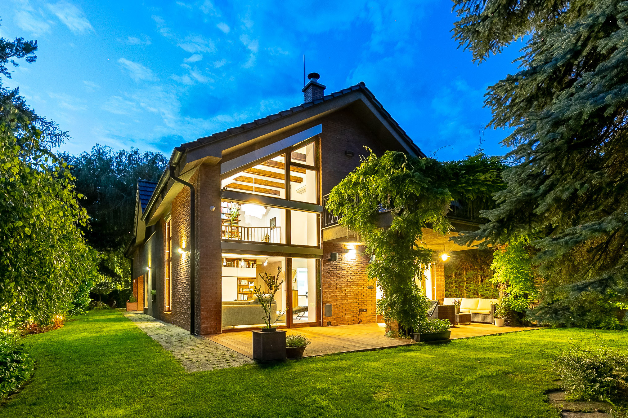 PREDANÉ - 6 izb.rodinný dom s bazénom, TOP záhradou-ZB.