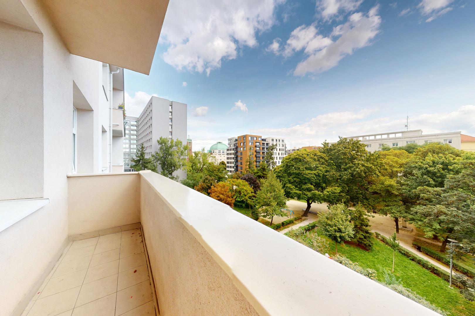 Veľký 3,5-izbový byt pri parku na Kmeťovom námestí, BA I