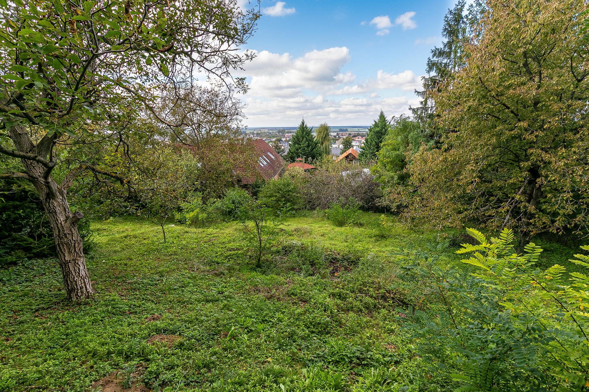 STAVEBNÝ POZEMOK 966m2 v slepej ul.Nevská-pod Strmým vŕškom.